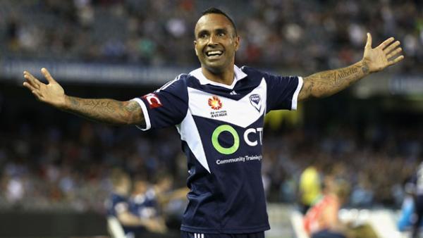 A-League and Melbourne Victory legend Archie Thompson has signed to play with PS4 NPL Victorian club Heidelberg United.