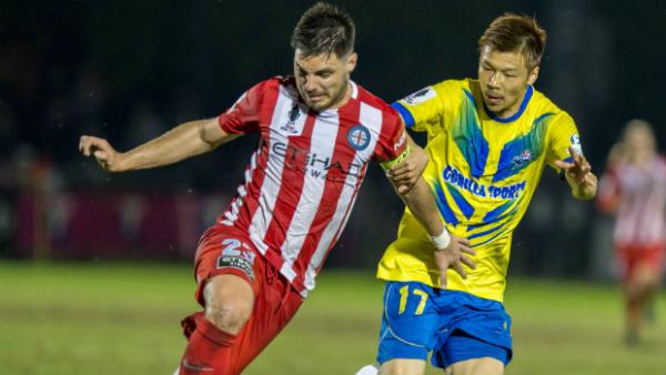 Brisbane Strikers defender Hiroki Omori shadows Bruno Fornaroli in the FFA Cup. Image courtesy: Paul Smith/Football Queensland