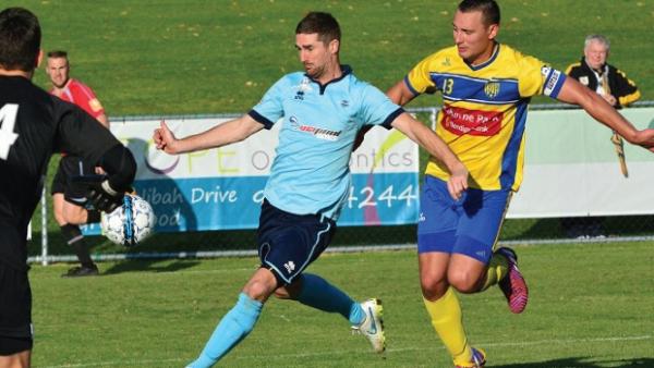 Sorrento’s Sean Canham and Inglewood United’s Jovo Pavlovic